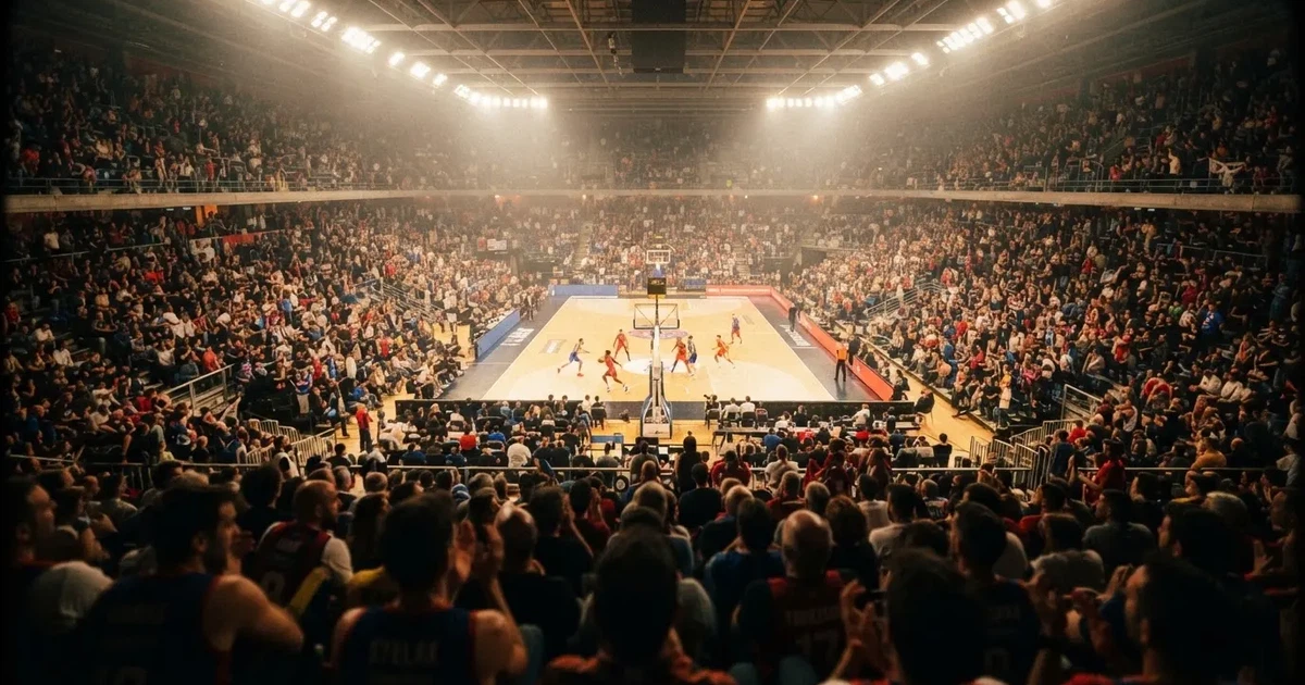 Een volle sporthal onder schijnwerpers, van grote afstand gefotografeerd
